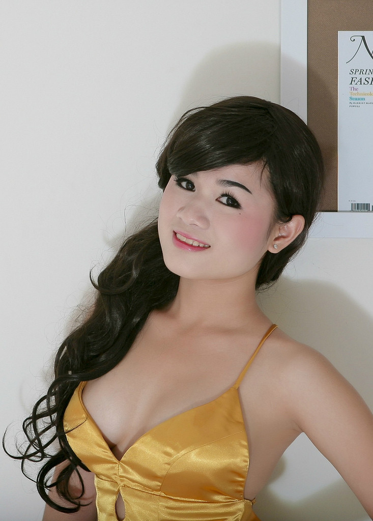 老板不让穿乳罩随时揉电影
